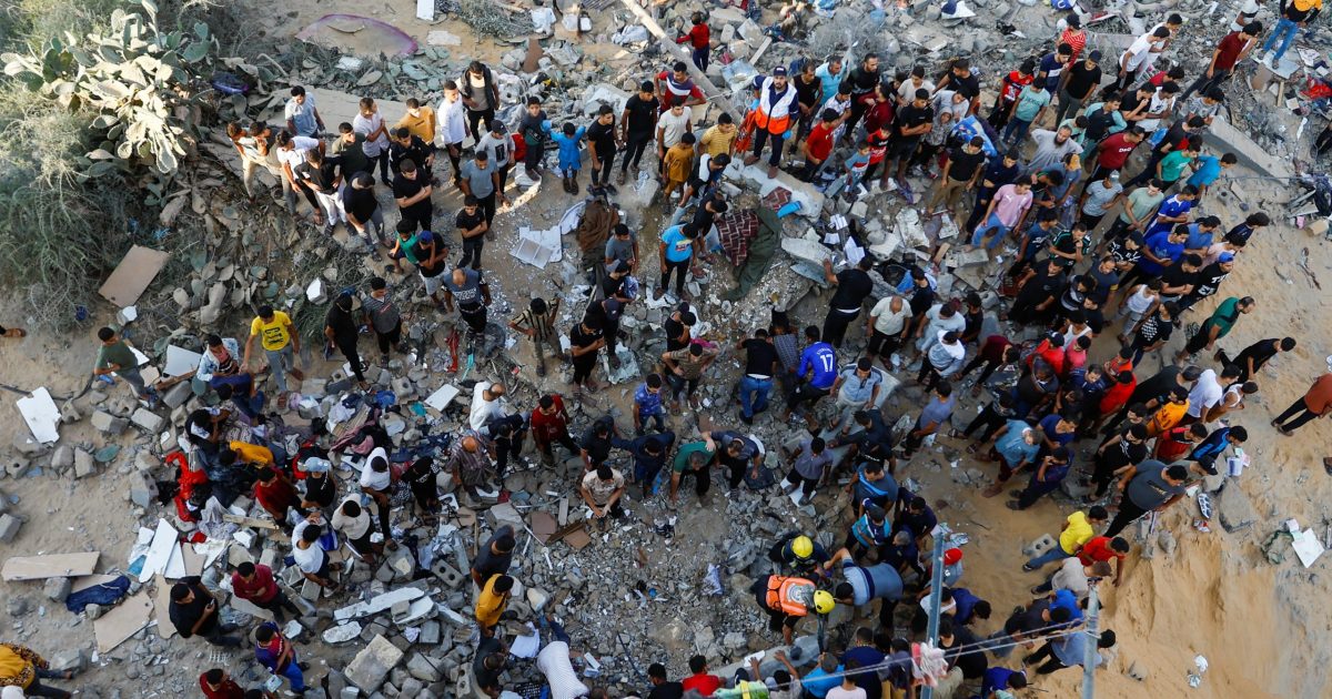 Palestinians search for casualties under the rubble of a house destroyed in Israeli strikes in Khan Younis in the southern Gaza Strip October 16, 2023. REUTERS/Ibraheem Abu Mustafa